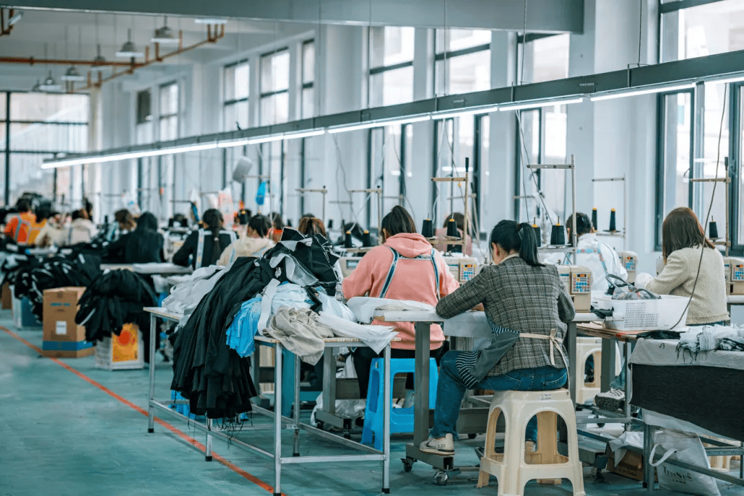 急招900多人！昭通鎮(zhèn)雄紡織服裝產(chǎn)業(yè)園正式投產(chǎn)，帶動(dòng)日用品銷售新機(jī)遇